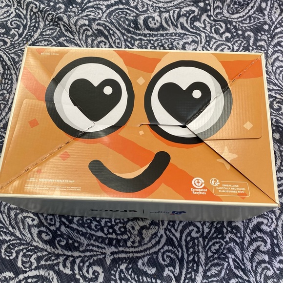 CROCS - New Cinnamon Toast Crunch Limited Edition + SIX Extra Charms FREE - Picture 10 of 10